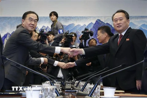 Bộ trưởng Thống nhất Hàn Quốc Cho Myoung-gyon (trái) và Chủ tịch Ủy ban Tái thống nhất hòa bình Triều Tiên Ri Son-gwon (phải) tại cuộc đối thoại ở làng đình chiến Panmunjom ngày 15/10. (Ảnh: AFP/TTXVN)