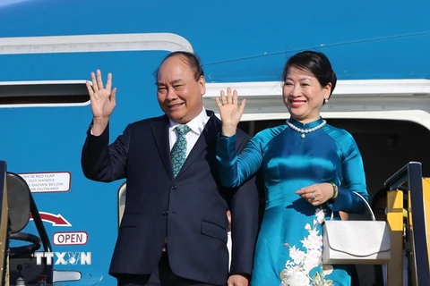 Thủ tướng Nguyễn Xuân Phúc và Phu nhân đến sân bay quốc tế Vienna, Cộng hòa Áo. (Ảnh: Thống Nhất/TTXVN)