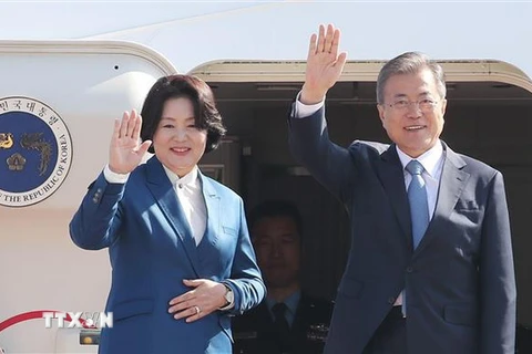 Tổng thống Hàn Quốc (phải) và phu nhân Kim Jung-sook tại sân bay Seoul. (Ảnh: Yohanp/TTXVN)