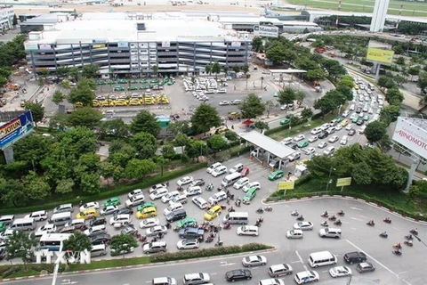 Cảng hàng không quốc tế Tân Sơn Nhất đang khai thác quá tải, dẫn đến hiện tượng ùn tắc cả vùng trời, khu bay, nhà ga và hệ thống kết nối giao thông. (Ảnh: Trần Xuân Tình/TTXVN)
