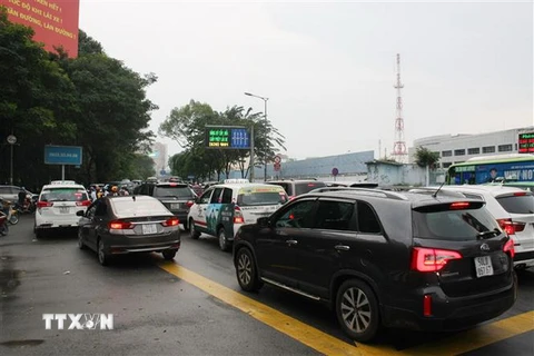 Điểm giao cắt đường Trần Quốc Hoàn và Phan Thúc Duyện thường xuyên có lưu lượng xe rất đông. (Ảnh: Tiến Lực/TTXVN)