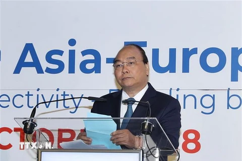Thủ tướng Nguyễn Xuân Phúc phát biểu tại Phiên toàn thể thứ nhất với chủ đề: “Cùng vun đắp tương lai: Thúc đẩy tăng trưởng bao trùm và kết nối bền vững.” (Ảnh: Thống Nhất/TTXVN)