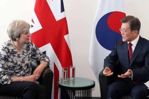 Tổng thống Hàn Quốc Moon Jae-in và Thủ tướng Anh Theresa May. (Nguồn: Yonhap)
