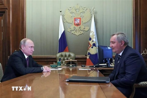 Tổng thống Nga Vladimir Putin và ông Rogozin. (Ảnh: AFP/TTXVN)