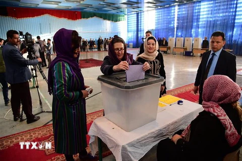 Phu nhân Tổng thống Afghanistan, bà Rula Ghani (giữa) bỏ phiếu tại điểm bầu cử ở Kabul ngày 20/10. (Ảnh: THX/TTXVN)