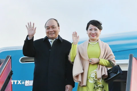 Thủ tướng Nguyễn Xuân Phúc và Phu nhân đến sân bay Copenhagen. (Ảnh: Thống Nhất/TTXVN)