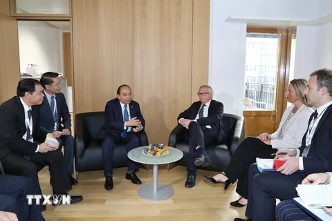 Thủ tướng Chính phủ Nguyễn Xuân Phúc và Chủ tịch Ủy ban châu Âu Jean Claude Juncker tại cuộc gặp song phương. (Ảnh: Thống Nhất/TTXVN)