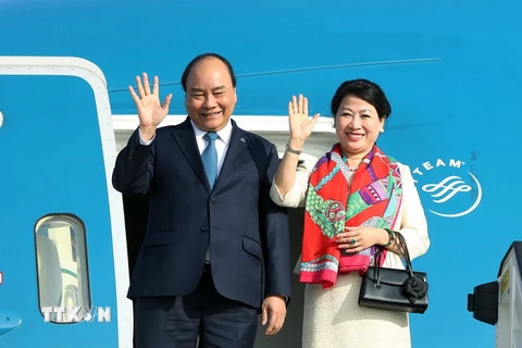 Thủ tướng Nguyễn Xuân Phúc và Phu nhân trước khi rời sân bay quân sự Melsbroek, thủ đô Brussels, Vương quốc Bỉ. (Ảnh: Thống Nhất/TTXVN)