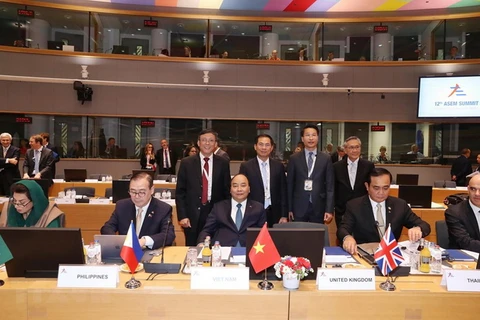 Thủ tướng Nguyễn Xuân Phúc và các đại biểu Đoàn cấp cao Việt Nam (phía sau) dự Phiên họp toàn thể thứ nhất Hội nghị Cấp cao ASEM 12. (Ảnh: Thống Nhất/TTXVN)