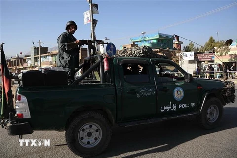 Lực lượng an ninh Afghanistan được triển khai bảo vệ một điểm bầu cử Quốc hội ở Kabul ngày 20/10. (Ảnh: THX/TTXVN) 