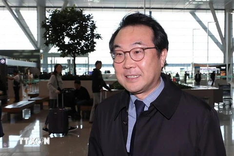 Phái viên Hàn Quốc phụ trách các vấn đề an ninh và hòa bình trên bán đảo Triều Tiên Lee Do-hoon lên đường tới Mỹ ngày 21/10. (Ảnh: Yonhap/TTXVN)