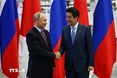 Tổng thống Nga Vladimir Putin (trái) và Thủ tướng Nhật Bản Shinzo Abe. (Ảnh: AFP/TTXVN)