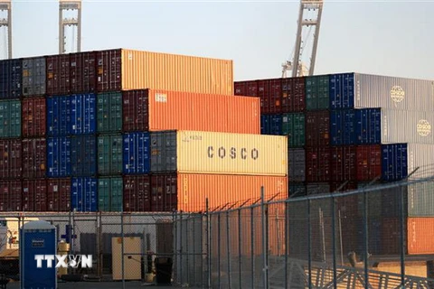 Container hàng của công ty vận tải Trung Quốc COSCO được xếp tại cảng Long Beach ở Los Angeles của Mỹ. (Ảnh: THX/TTXVN)