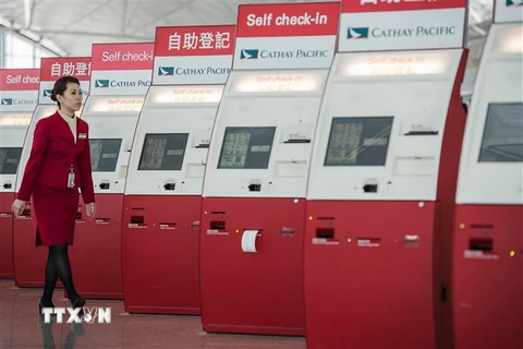 Tiếp viên hàng không của hãng Cathay Pacific tại sân bay quốc tế Hong Kong, Trung Quốc. (Ảnh: AFP/TTXVN)