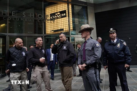 Cảnh sát Mỹ phong tỏa bên ngoài tòa nhà Time Warner tại thành phố New York sau khi phát hiện gói bưu kiện nghi chứa bom ngày 24/10 vừa qua. (Ảnh: AFP/TTXVN)