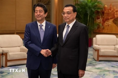 Thủ tướng Trung Quốc Lý Khắc Cường (phải) và Thủ tướng Nhật Bản Shinzo Abe trong cuộc gặp tại Bắc Kinh ngày 25/10. (Ảnh: AFP/TTXVN)