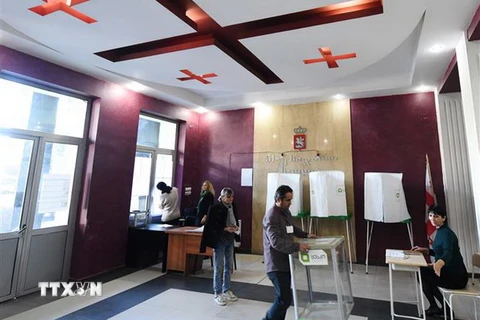 Nhân viên bầu cử Gruzia chuẩn bị hòm phiếu tại một địa điểm bầu cử ở Tbilisi ngày 27/10. (Ảnh: AFP/TTXVN)