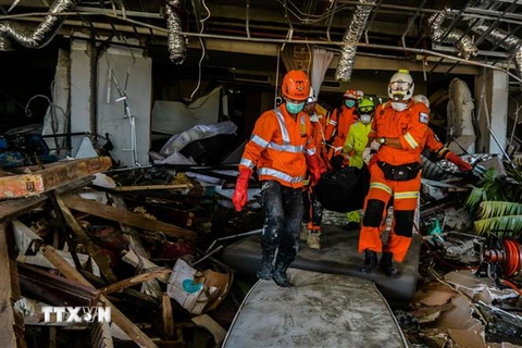 Lực lượng cứu hộ tìm kiếm nạn nhân vụ động đất và sóng thần tại Palu, Trung Sulawesi của Indonesia ngày 2/10 vừa qua. (Ảnh: THX/TTXVN)