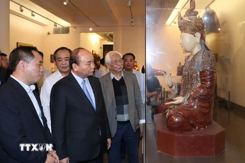 Thủ tướng Nguyễn Xuân Phúc xem các hiện vật trưng bày tại Bảo tàng Mỹ thuật Việt Nam. (Ảnh: Thống Nhất/TTXVN)