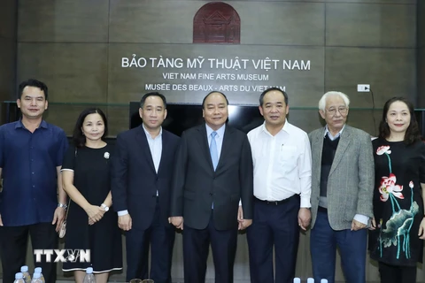 Thủ tướng Nguyễn Xuân Phúc thăm Bảo tàng Mỹ thuật Việt Nam. (Ảnh: Thống Nhất/TTXVN)