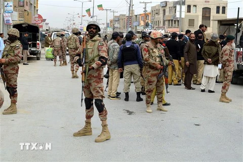Lực lượng an ninh Pakistan điều tra tại hiện trường một vụ tấn công của phiến quân Taliban. (Ảnh: THX/TTXVN) 