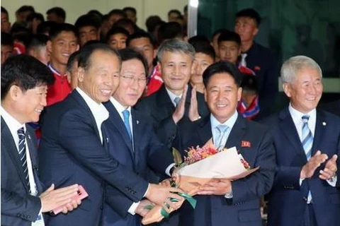 Quan chức tỉnh Gangwon của Hàn Quốc Choi Moon-soon, thứ 2 bên trái. (Nguồn: Yonhap)
