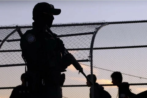 Lực lượng Bảo vệ Biên giới Mỹ bảo vệ một trong các cổng ở biên giới trên cầu nối quốc tế giữa Mexico và Mỹ tại Ciudad Juarez của Mexico ngày 29/10. (Nguồn: Reuters)