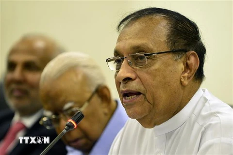 Chủ tịch Quốc hội Sri Lanka Karu Jayasuriya (phải) trong cuộc họp với các nghị sỹ tại Colombo ngày 2/11/. (Ảnh: AFP/TTXVN)