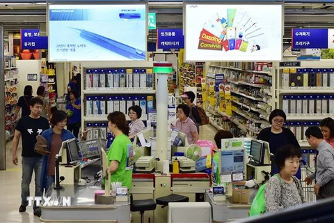  Người dân mua sắm tại một siêu thị ở Seoul của Hàn Quốc. (Ảnh: AFP/TTXVN)