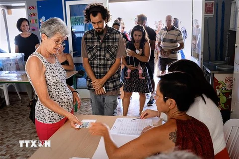 Cử tri bỏ phiếu trong cuộc trưng cầu ý kiến về độc lập tại Noumea, quần đảo New Caledonia thuộc Pháp ngày 4/11. (Ảnh: AFP/TTXVN)