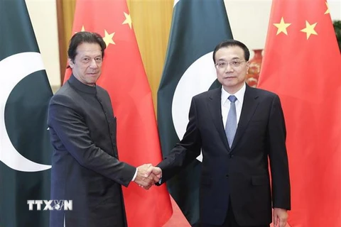 Thủ tướng Trung Quốc Lý Khắc Cường (phải) trong cuộc hội đàm với Thủ tướng Pakistan Imran Khan ở Bắc Kinh ngày 3/11. (Ảnh: THX/TTXVN)