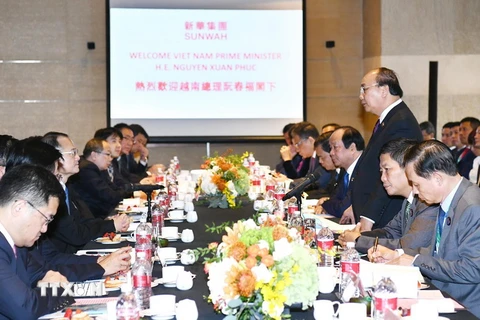 Thủ tướng Nguyễn Xuân Phúc dự tọa đàm cùng một số doanh nghiệp của Trung Quốc. (Ảnh: Thống Nhất/TTXVN)