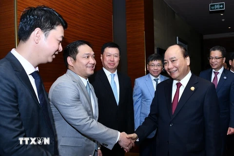 Thủ tướng Nguyễn Xuân Phúc làm việc với Lãnh đạo Tập đoàn Bình An, Tập đoàn Greenland và Công ty Xây dựng Cảng Trung Quốc. (Ảnh: Thống Nhất/TTXVN)