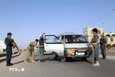 Lực lượng an ninh Afghanistan làm nhiệm vụ tại một trạm kiểm soát ở tỉnh Ghazni. (Ảnh: THX/TTXVN)