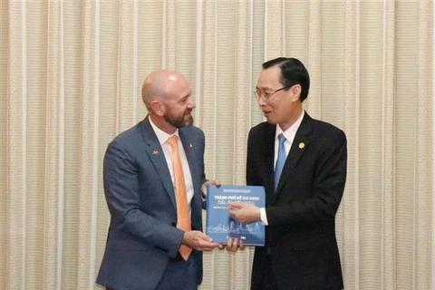 Phó Chủ tịch Thường trực Lê Thanh Liêm tặng Bộ trưởng Niall Blair cuốn sách “Thành phố Hồ Chí Minh-Dấu ấn đối ngoại.” (Ảnh: Tiến Lực/TTXVN)