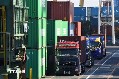 Hàng hóa được xếp tại cảng ở Tokyo của Nhật Bản. (Ảnh: AFP/TTXVN)