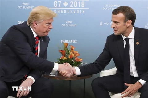 Tổng thống Mỹ Donald Trump và người đồng cấp Pháp Emmanuel Macron (phải) trong cuộc gặp tại Hooijk nghị G7 ở Quebec của Canada ngày 8/6 vừa qua. (Ảnh: AFP/TTXVN)