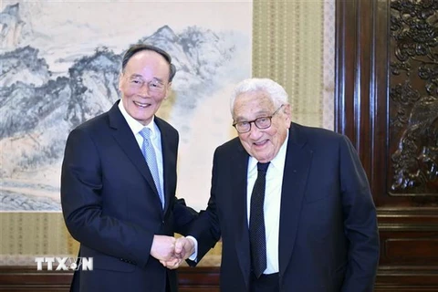 Phó Chủ tịch Trung Quốc Vương Kỳ Sơn (trái) và cựu Ngoại trưởng Mỹ Henry Kissinger (phải) trong cuộc gặp tại thủ đô Bắc Kinh, Trung Quốc ngày 10/11. (Ảnh: THX/TTXVN)