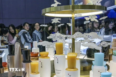 Khách tham quan các gian hàng tại triển lãm mỹ phẩm ở Thượng Hải của Trung Quốc ngày 10/11. (Ảnh: THX/TTXVN)