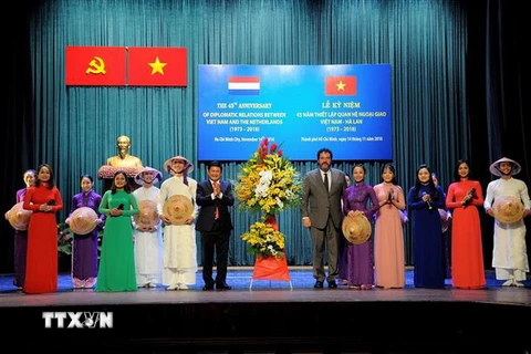 Phó Chủ tịch UBND Thành phố Hồ Chí Minh Huỳnh Cách Mạng và Tổng lãnh sự Vương quốc Hà Lan tại Thành phố Hồ Chí Minh Carel Richter tặng hoa các nghệ sỹ biểu diễn tại buổi lễ. (Ảnh: Xuân Khu/TTXVN)