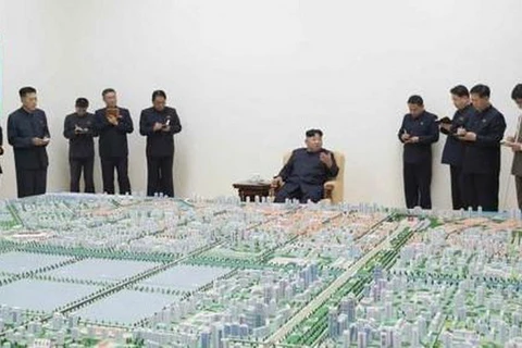Nhà lãnh đạo Triều Tiên Kim Jong-un hướng dẫn kế hoạch phát triển tổng thể của Sinuiju trong chuyến thăm của ông tới thành phố biên giới này. (Nguồn: Yonhap)