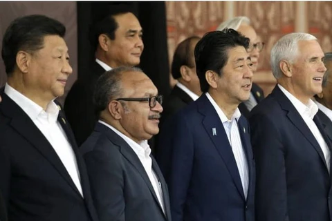 Chủ tịch Trung Quốc Tập Cận Bình (trái), Thủ tướng Papua New Guinea Peter O'Neill (thứ hai bên trái), Thủ tướng Nhật Bản Shinzo Abe và Phó Tổng thống Mỹ Mike Pence chụp ảnh lưu niệm tại APEC ngày 18/11. (Nguồn: AP/Japantimes)