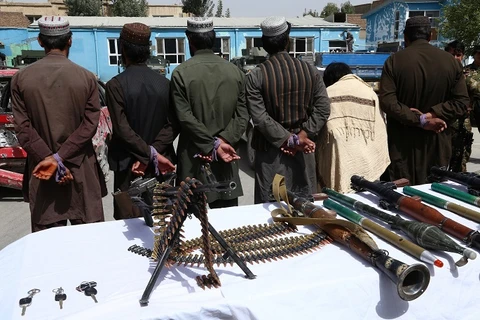 Các chiến binh Taliban bị còng tay sau khi bị bắt ở tỉnh Ghazni của Afghanistan. (Nguồn: Xinhua)
