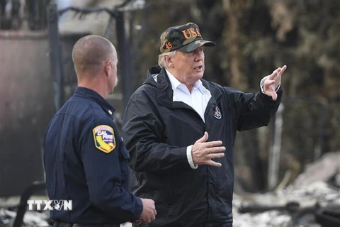 Tổng thống Mỹ Donald Trump (phải) thị sát khu vực bị tàn phá trong thảm họa cháy rừng tại Malibu, California, Mỹ ngày 17/11. (Ảnh: AFP/TTXVN)