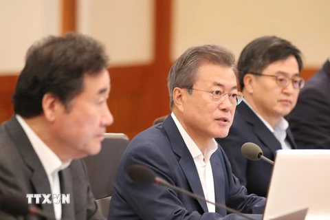 Tổng thống Hàn Quốc Moon Jae-in, ở giữa. (Ảnh: Yonhap/TTXVN)