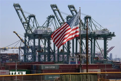 Tàu contenơ chở hàng Trung Quốc cập cảng Long Beach, Los Angeles của Mỹ tháng 9/2018. (Ảnh: AFP/TTXVN)