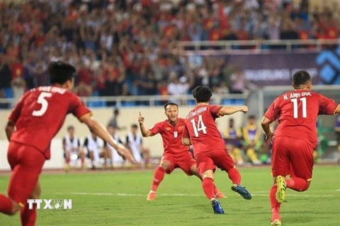 Các cầu thủ Việt Nam ăn mừng sau bàn thắng mở tỷ số của Công Phượng (số 14) ở phút 11 trong trận tuyển Việt Nam và tuyển Malaysia. (Ảnh: Trọng Đạt/TTXVN)