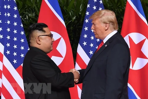 Tổng thống Mỹ Donald Trump (phải) và nhà lãnh đạo Triều Tiên Kim Jong-un tại hội nghị thượng đỉnh Mỹ-Triều Tiên ở Singapore ngày 12/6 vừa qua. (Nguồn: AFP/TTXVN)