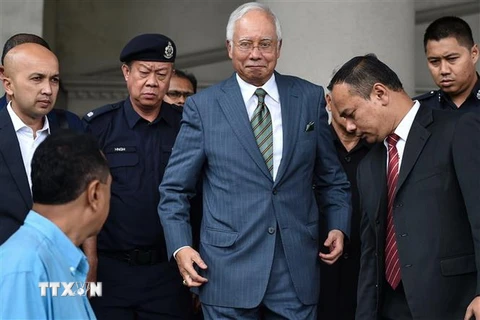 Cựu Thủ tướng Malaysia Najib Razak - ở giữa. (Ảnh: AFP/TTXVN)
