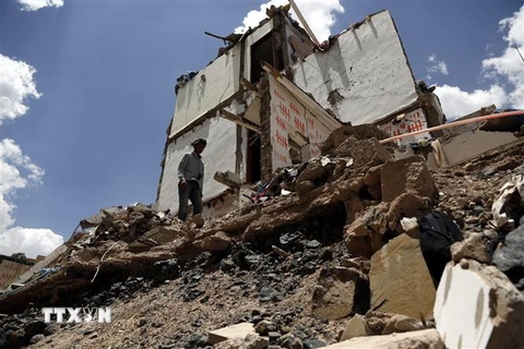 Cảnh đổ nát sau cuộc không kích của liên quân Arab do Saudi Arabia đứng đầu xuống thủ đô Sanaa của Yemen ngày 5/9 vừa qua. (Ảnh: THX/TTXVN)